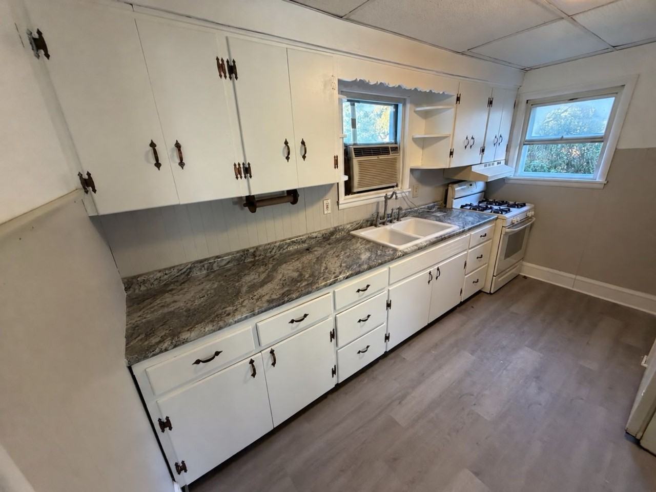 1286 Kellogg Ave - Photo 4 of 9
