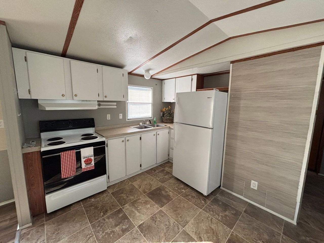 120 Rockwood Dr - Photo 3 of 11