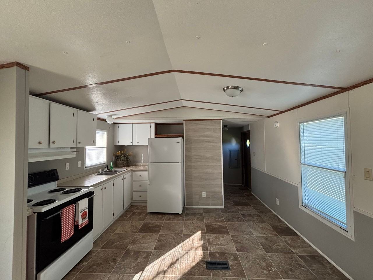 120 Rockwood Dr - Photo 4 of 11