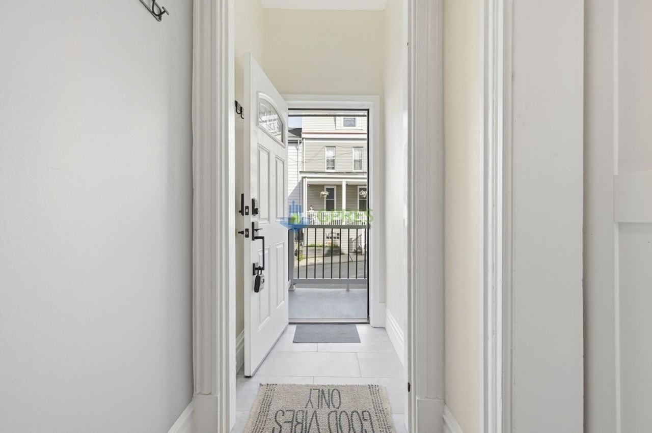 459 Pearl St - Photo 3 of 12