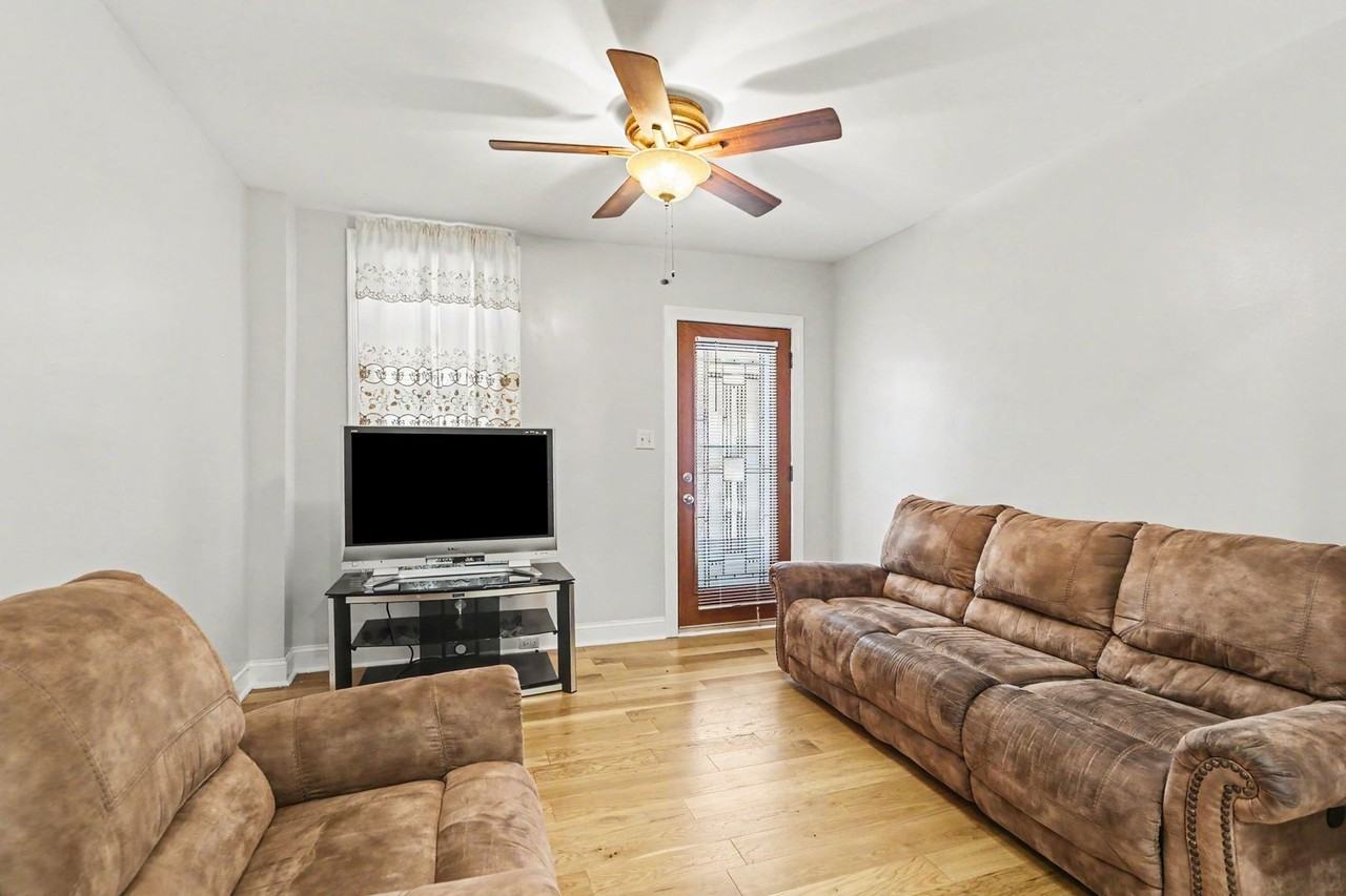 2105 Greenwood St - Photo 2 of 16