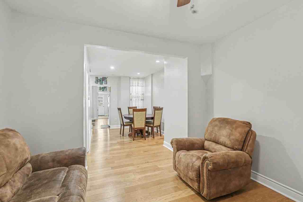 2105 Greenwood St - Photo 3 of 16