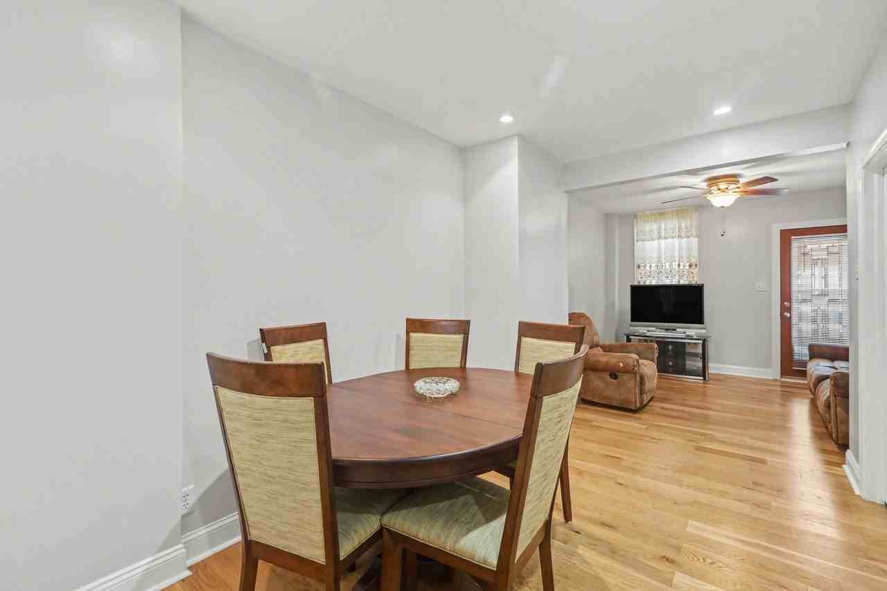 2105 Greenwood St - Photo 5 of 16
