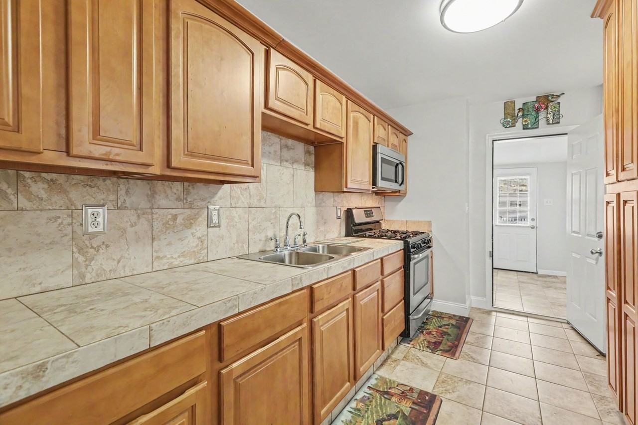 2105 Greenwood St - Photo 6 of 16