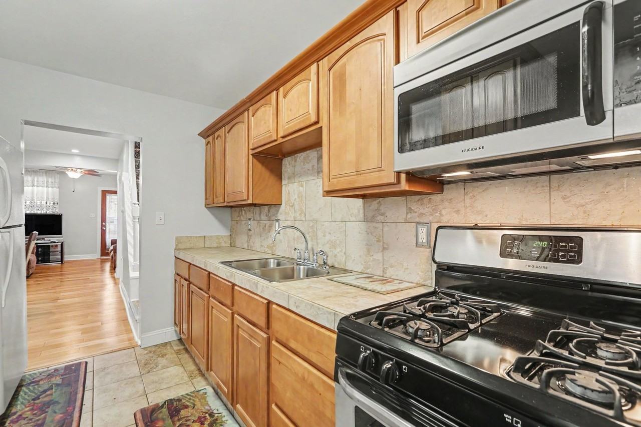 2105 Greenwood St - Photo 7 of 16