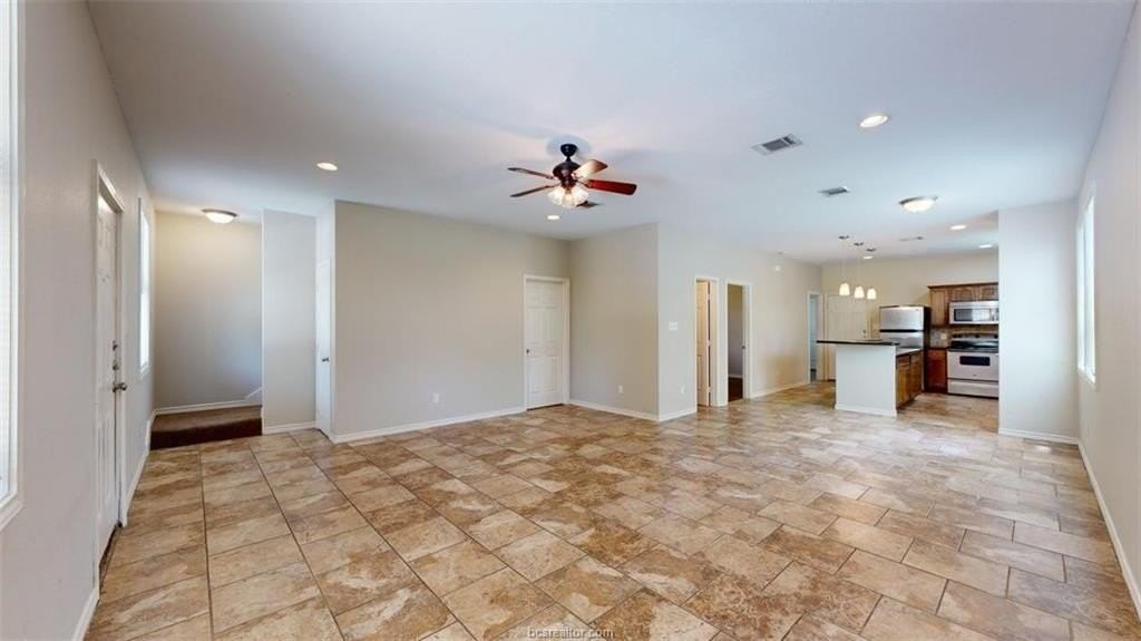 821 Avenue B - Photo 3 of 35