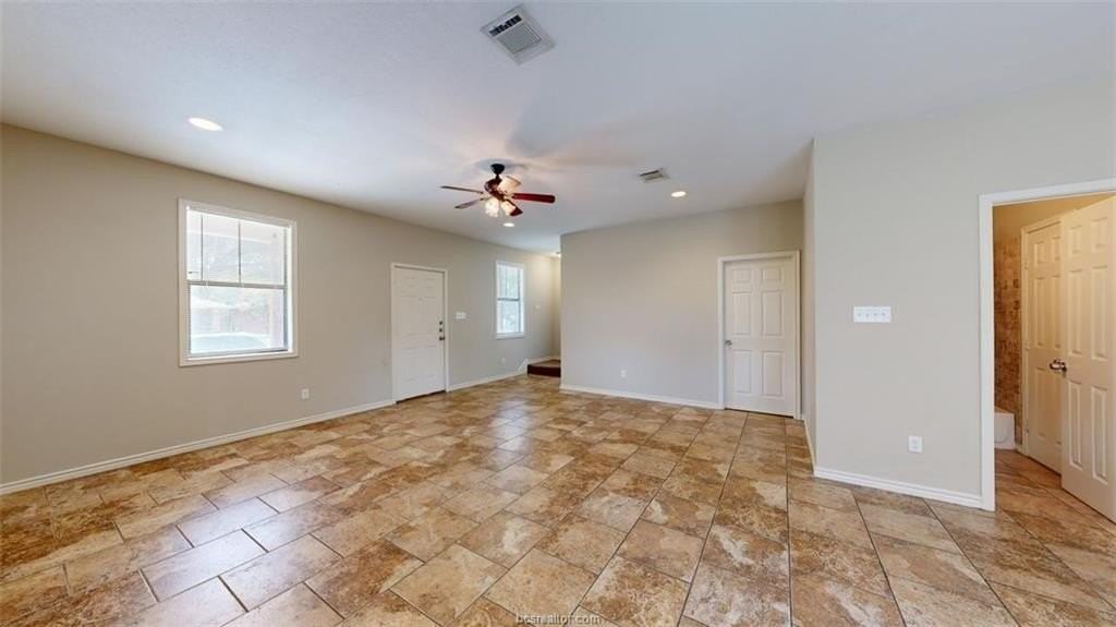 821 Avenue B - Photo 4 of 35