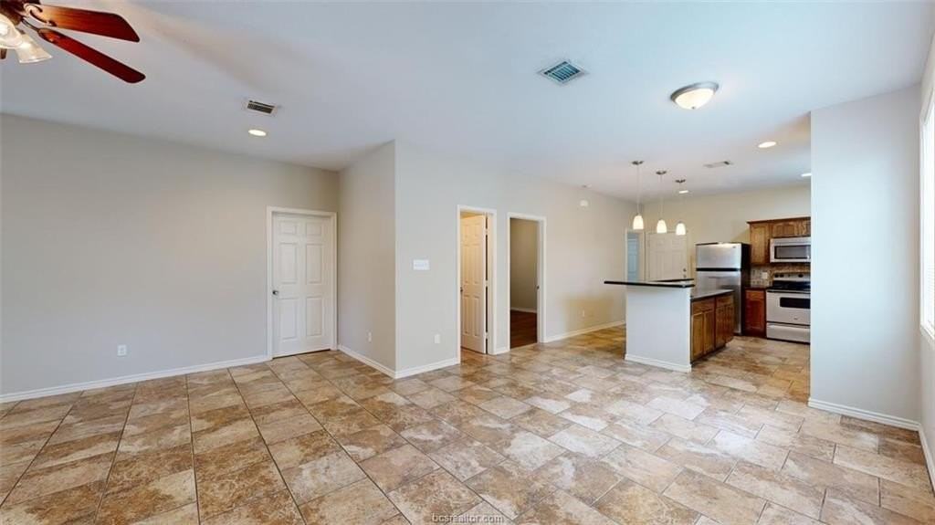 821 Avenue B - Photo 5 of 35