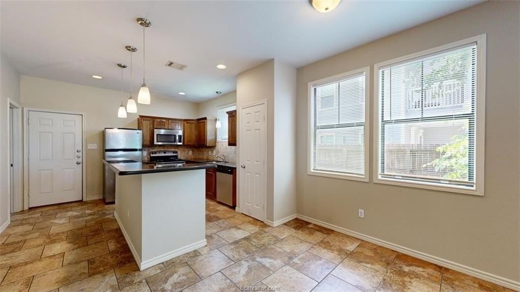 821 Avenue B - Photo 7 of 35