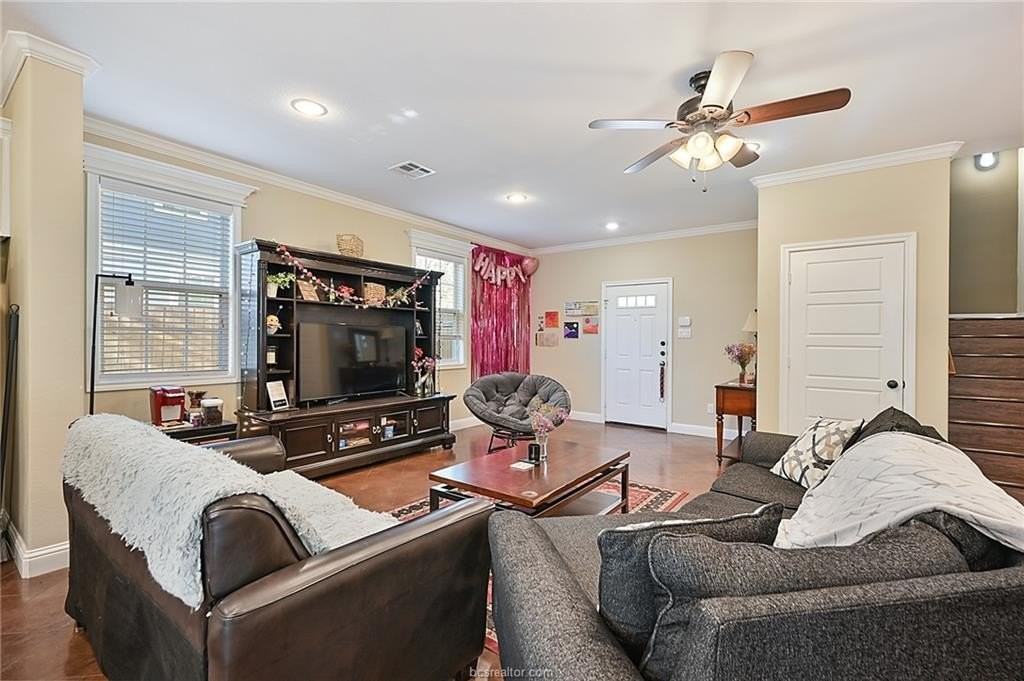 310 Sterling St - Photo 3 of 20