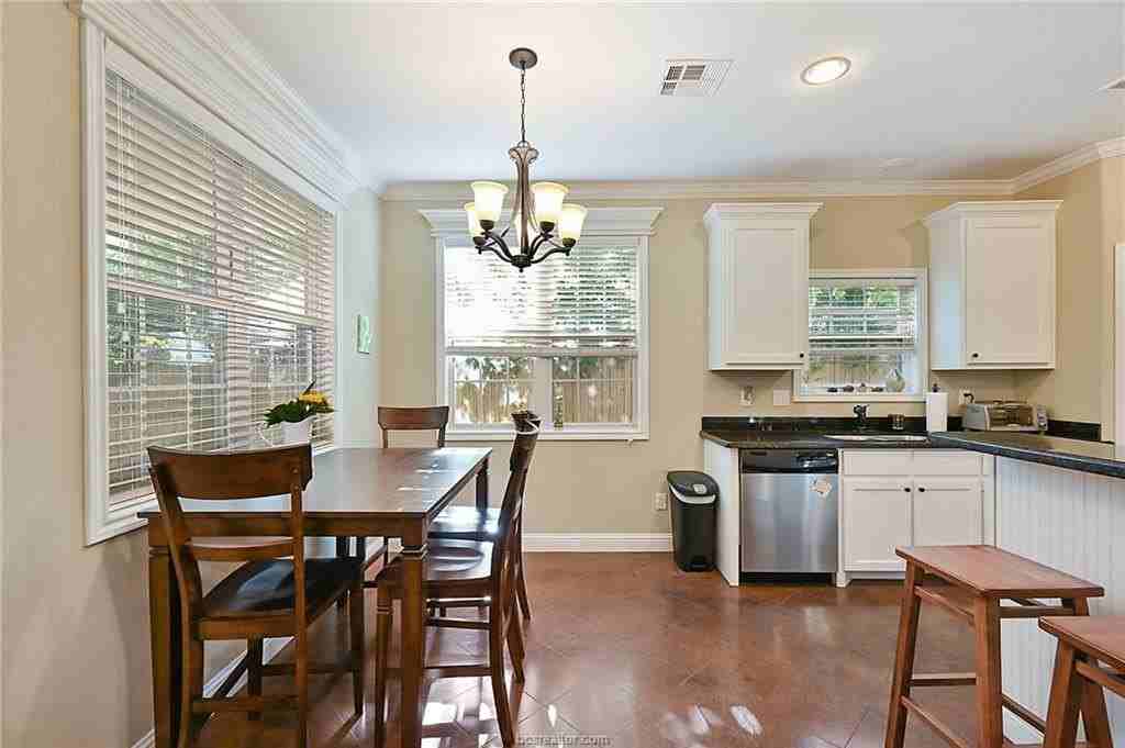 310 Sterling St - Photo 5 of 20
