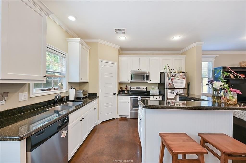 310 Sterling St - Photo 6 of 20