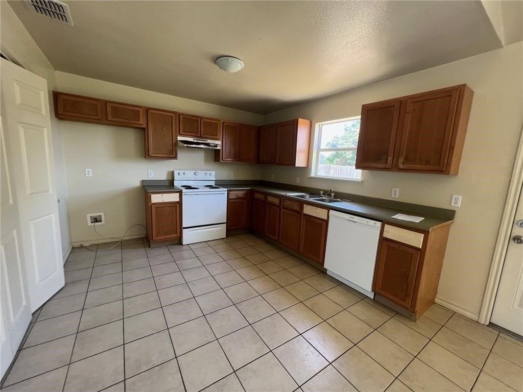 1409 Dewitt St - Photo 3 of 9