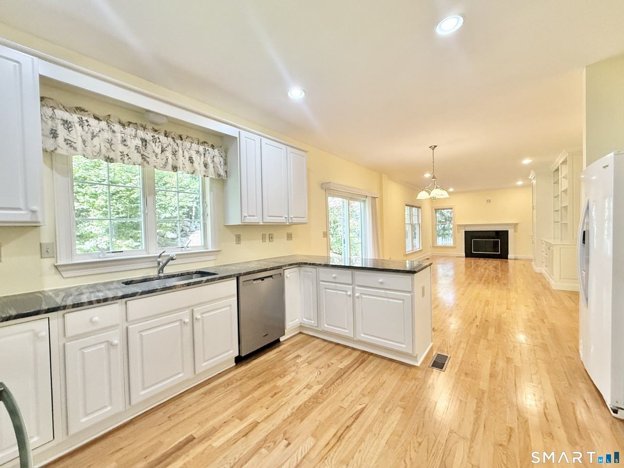 176 Nichols Ave - Photo 6 of 27
