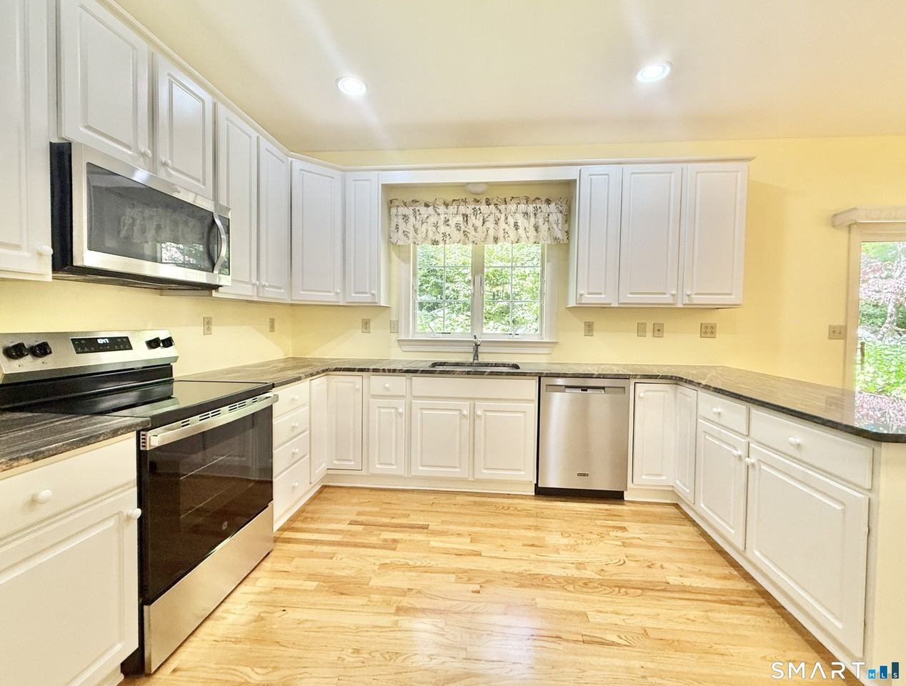 176 Nichols Ave - Photo 7 of 27