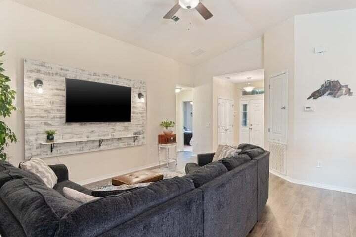 8265 Sierra St - Photo 6 of 18