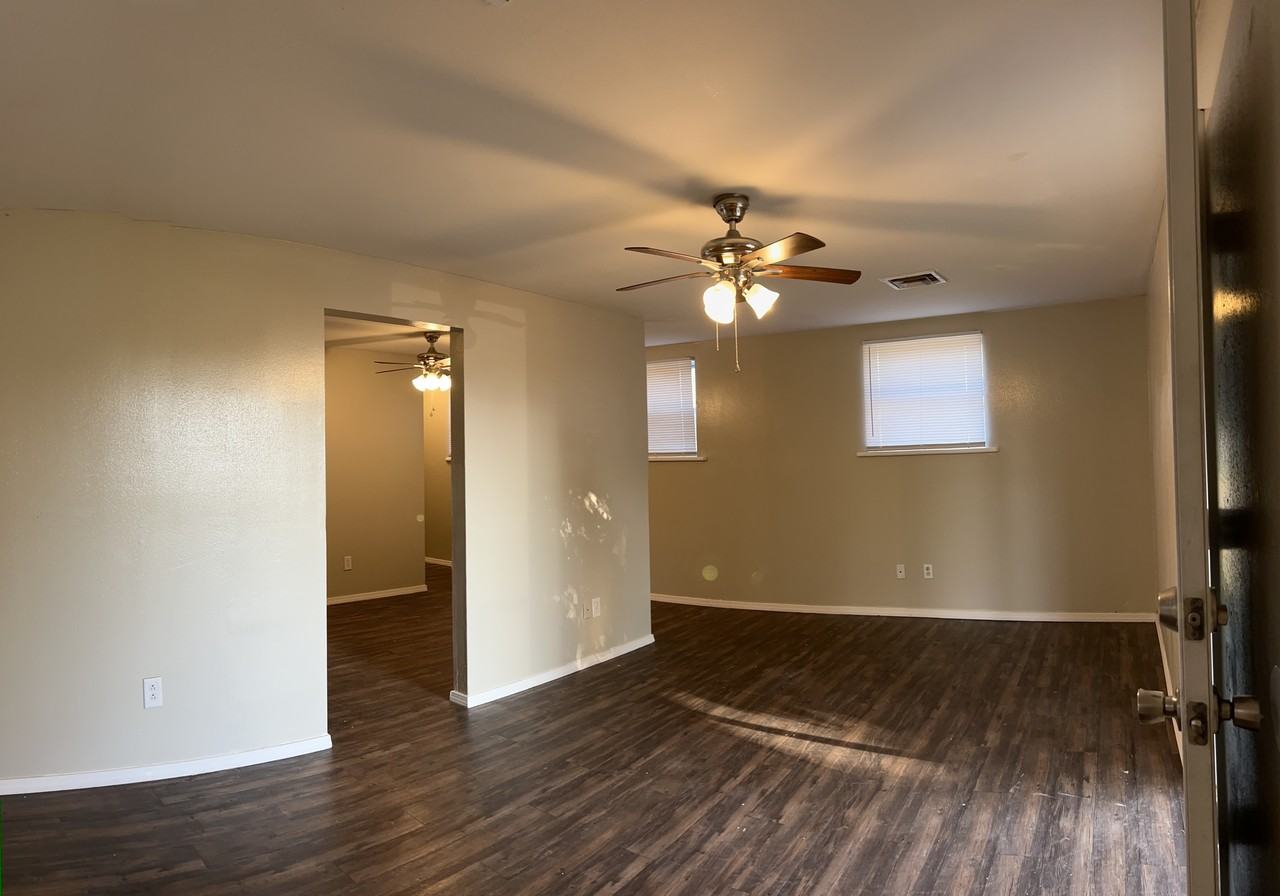 1120 N Oak St #B - Photo 2 of 8