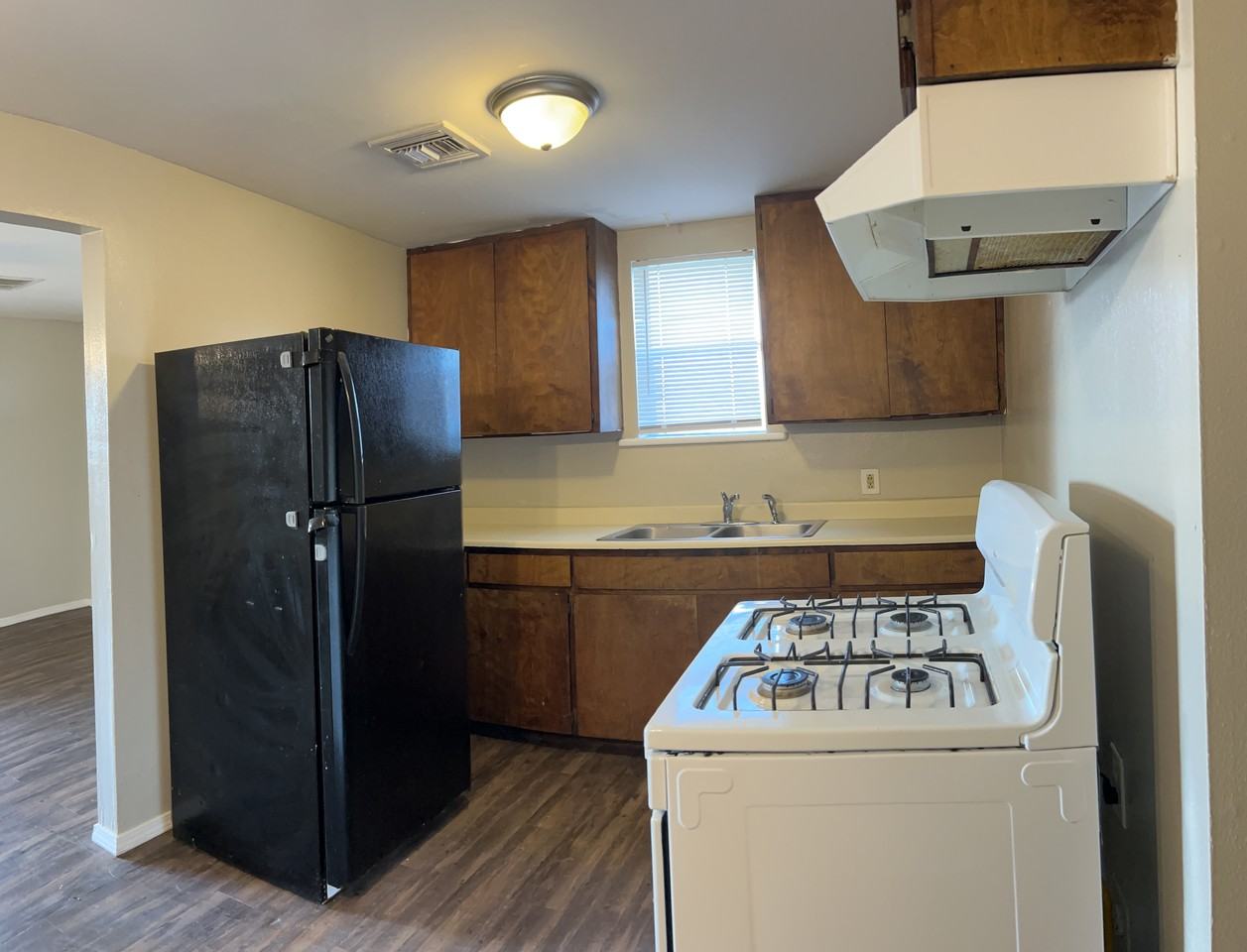 1120 N Oak St #B - Photo 3 of 8