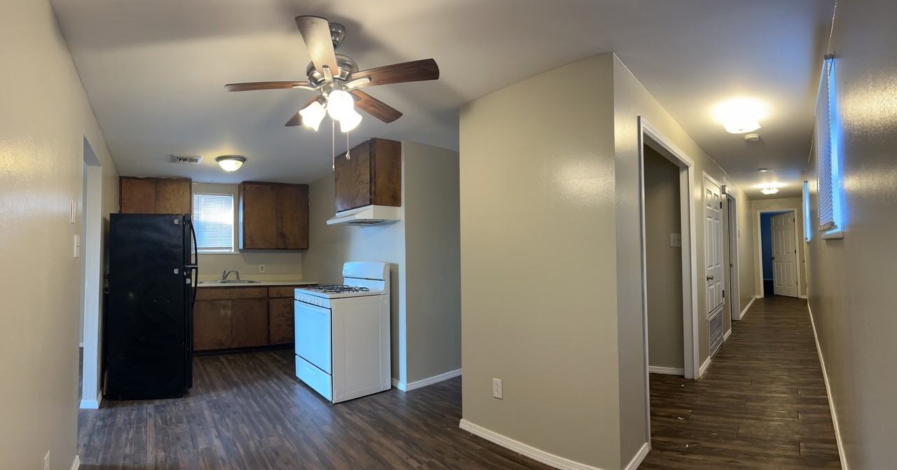 1120 N Oak St #B - Photo 4 of 8