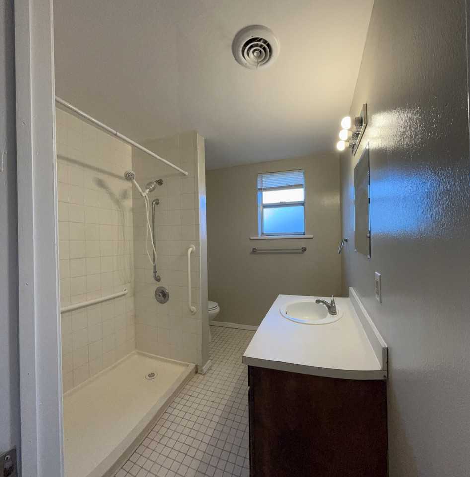 1120 N Oak St #B - Photo 5 of 8