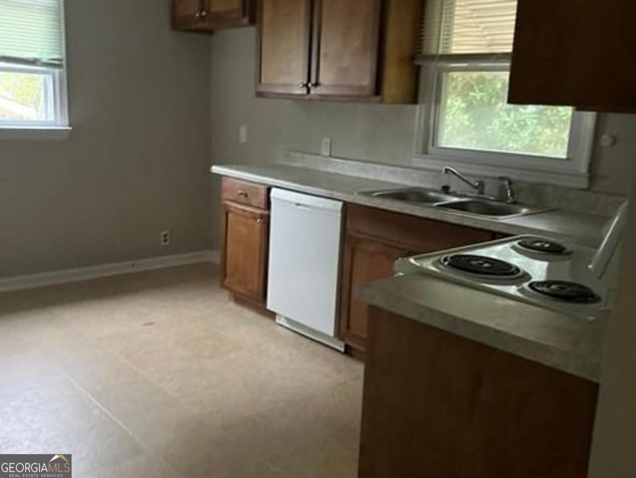 1326 Spellman Ave - Photo 4 of 9