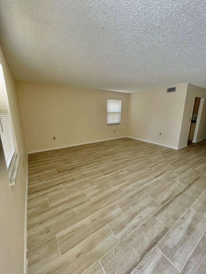 603 Sw 35th St #603APT1 - Photo 2 of 19