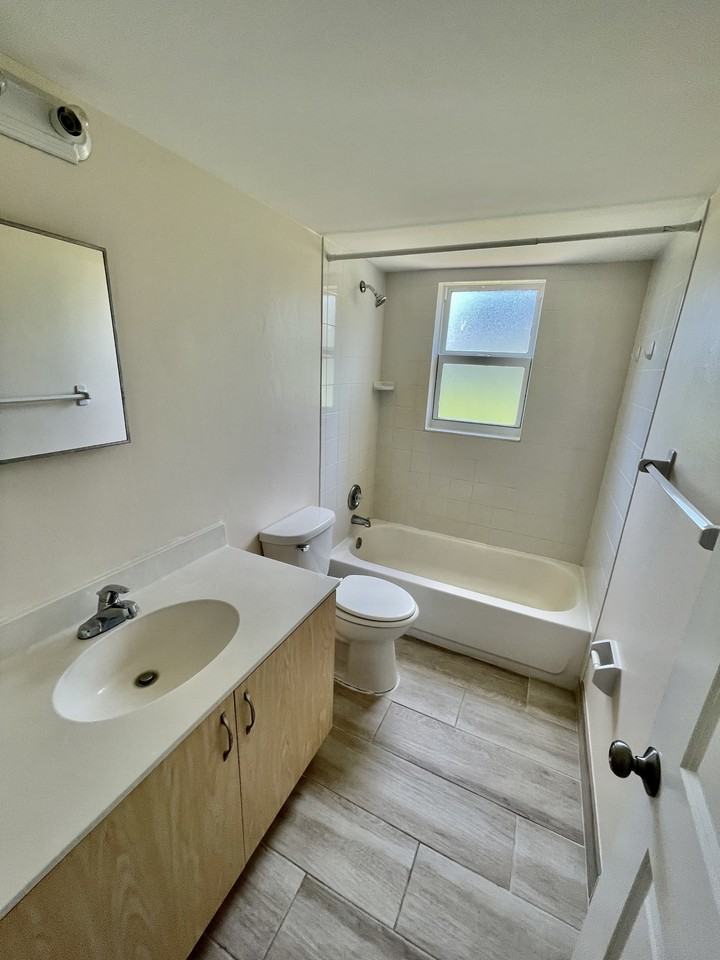 603 Sw 35th St #603APT1 - Photo 3 of 19