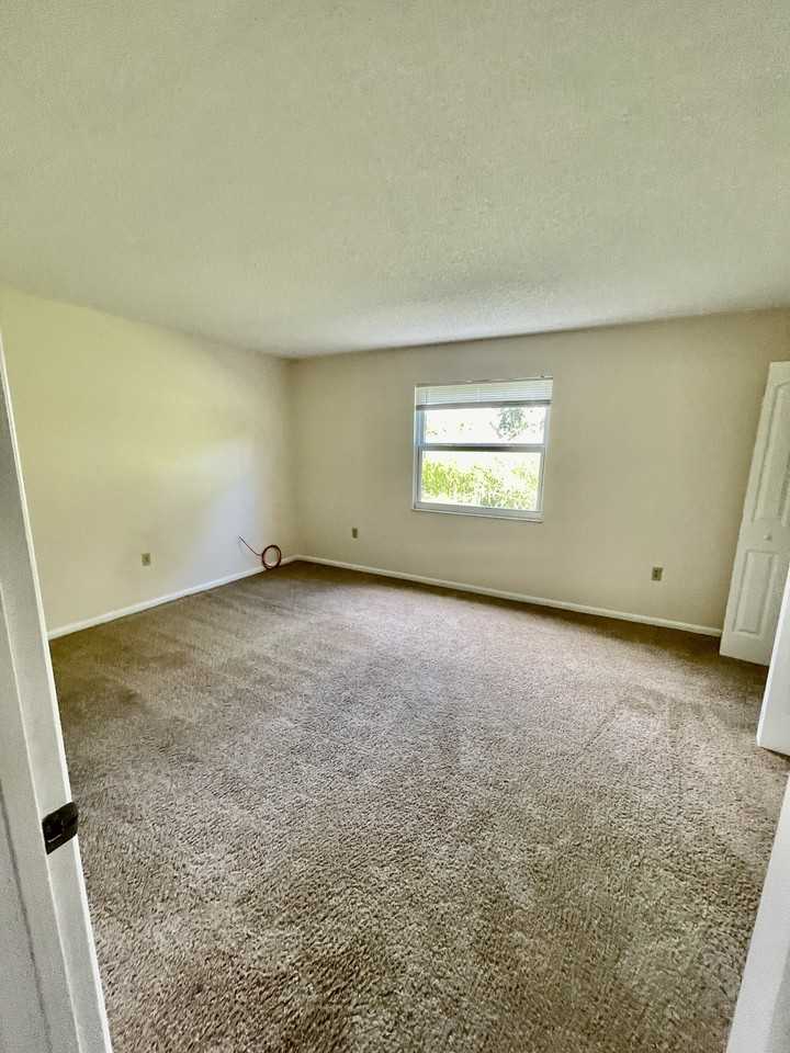 603 Sw 35th St #603APT1 - Photo 4 of 19