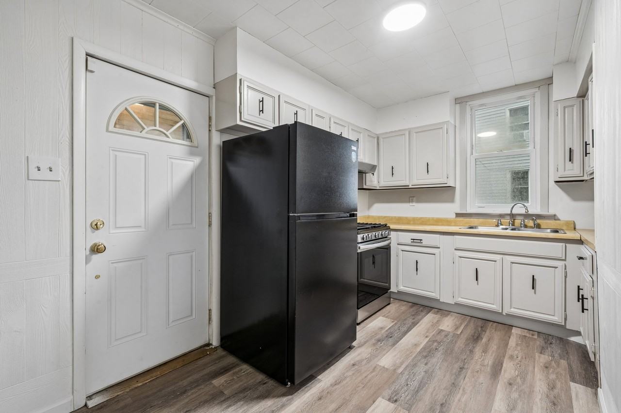 910 Harrison Ave #1 - Photo 7 of 26