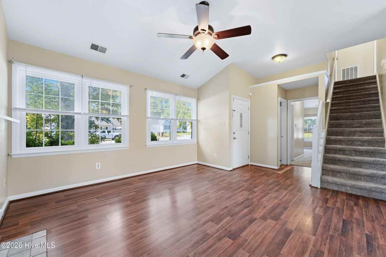 1100 Magnolia Ln - Photo 3 of 29