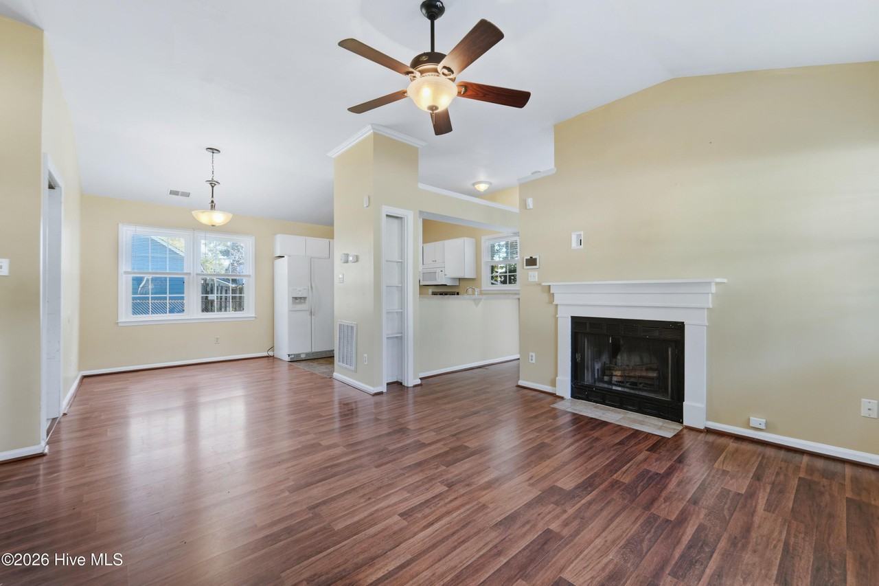 1100 Magnolia Ln - Photo 4 of 29