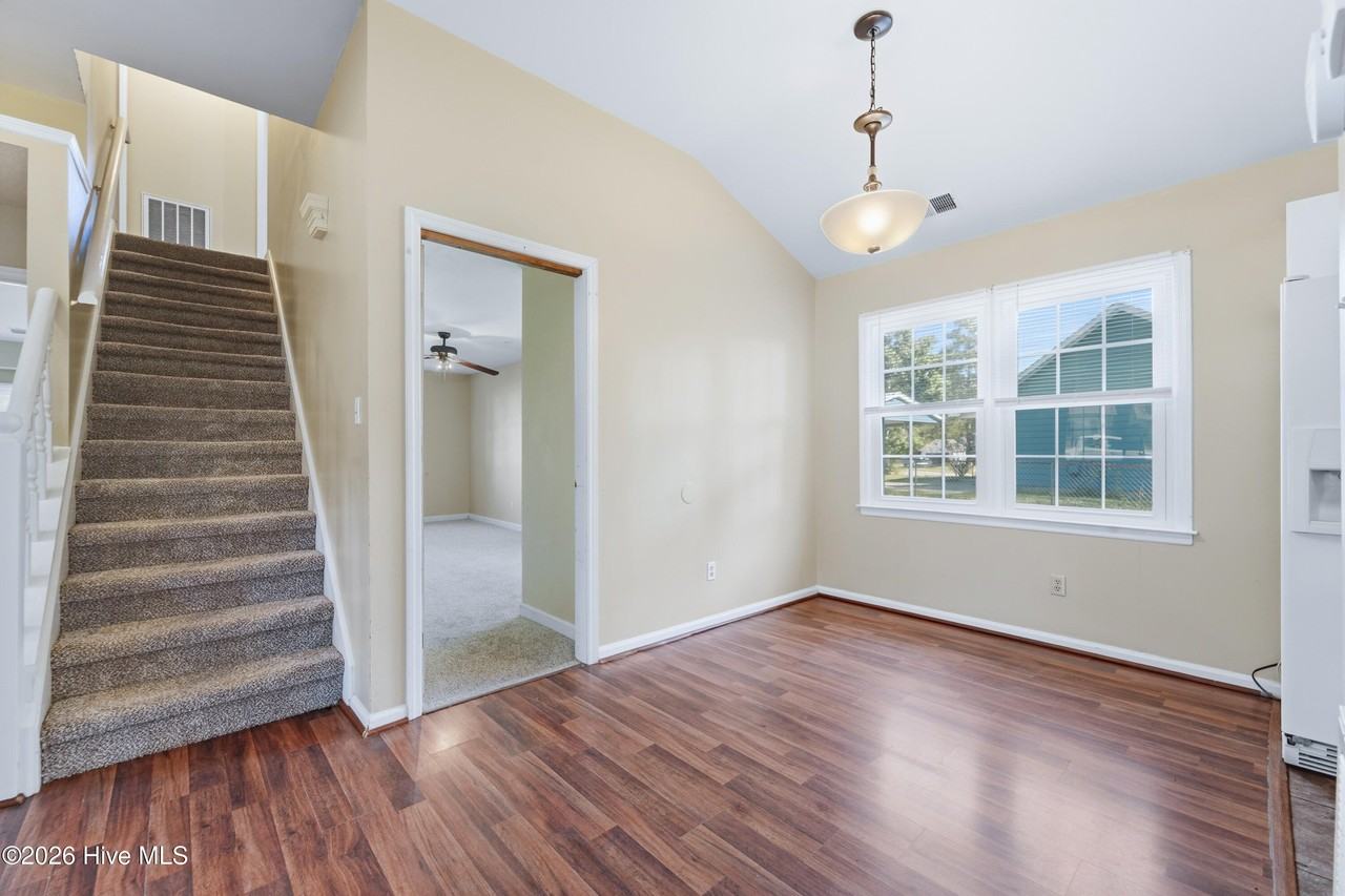 1100 Magnolia Ln - Photo 5 of 29