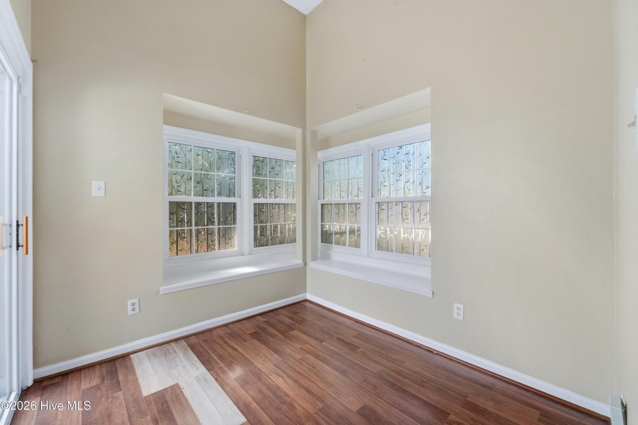 1100 Magnolia Ln - Photo 6 of 29
