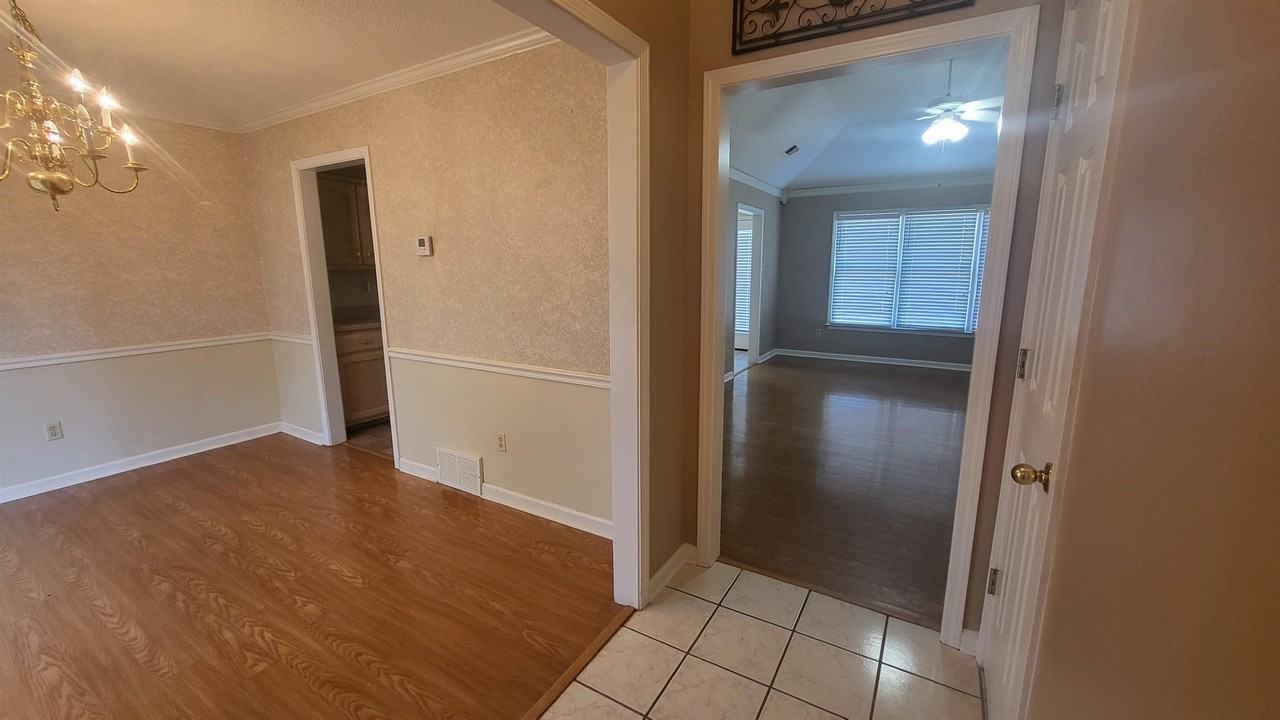 9246 Chalkwell Ave - Photo 4 of 27