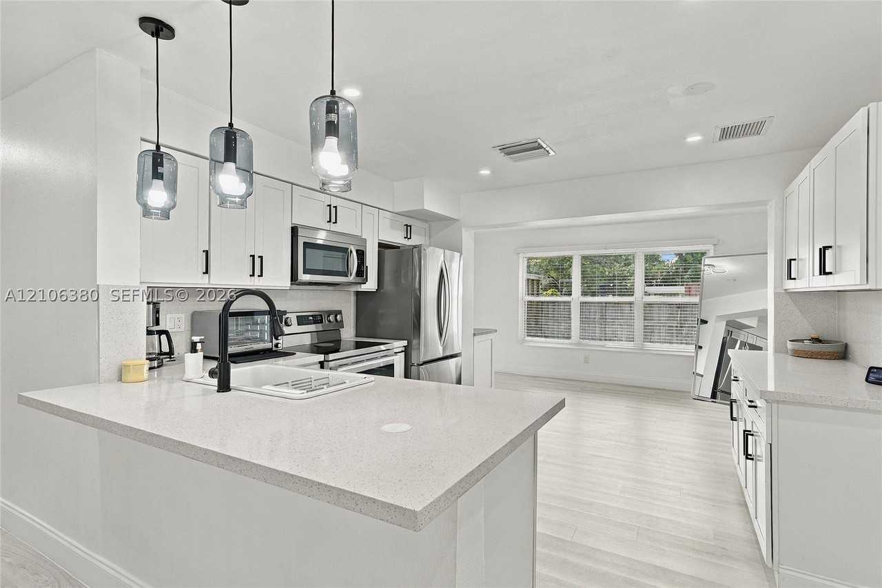 4649 Sw 28th Ave - Photo 7 of 30