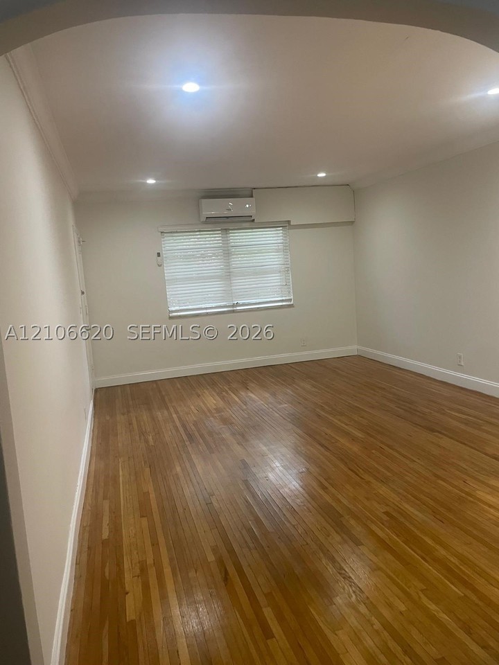 815 W 40th St #7 - Photo 2 of 15