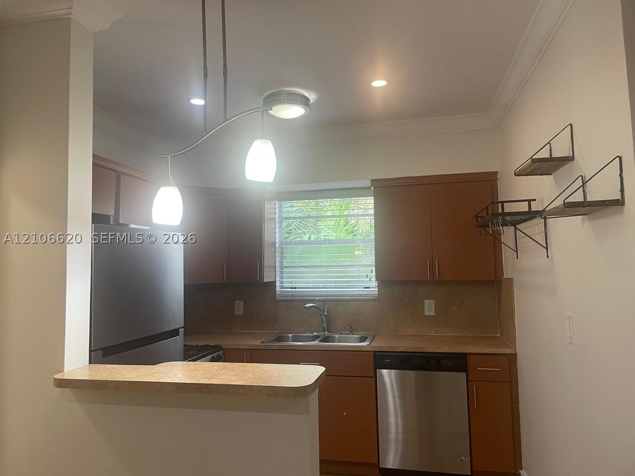815 W 40th St #7 - Photo 3 of 15