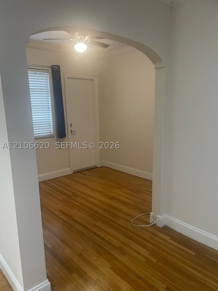 815 W 40th St #7 - Photo 4 of 15