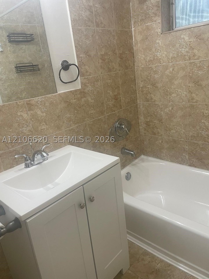 815 W 40th St #7 - Photo 5 of 15