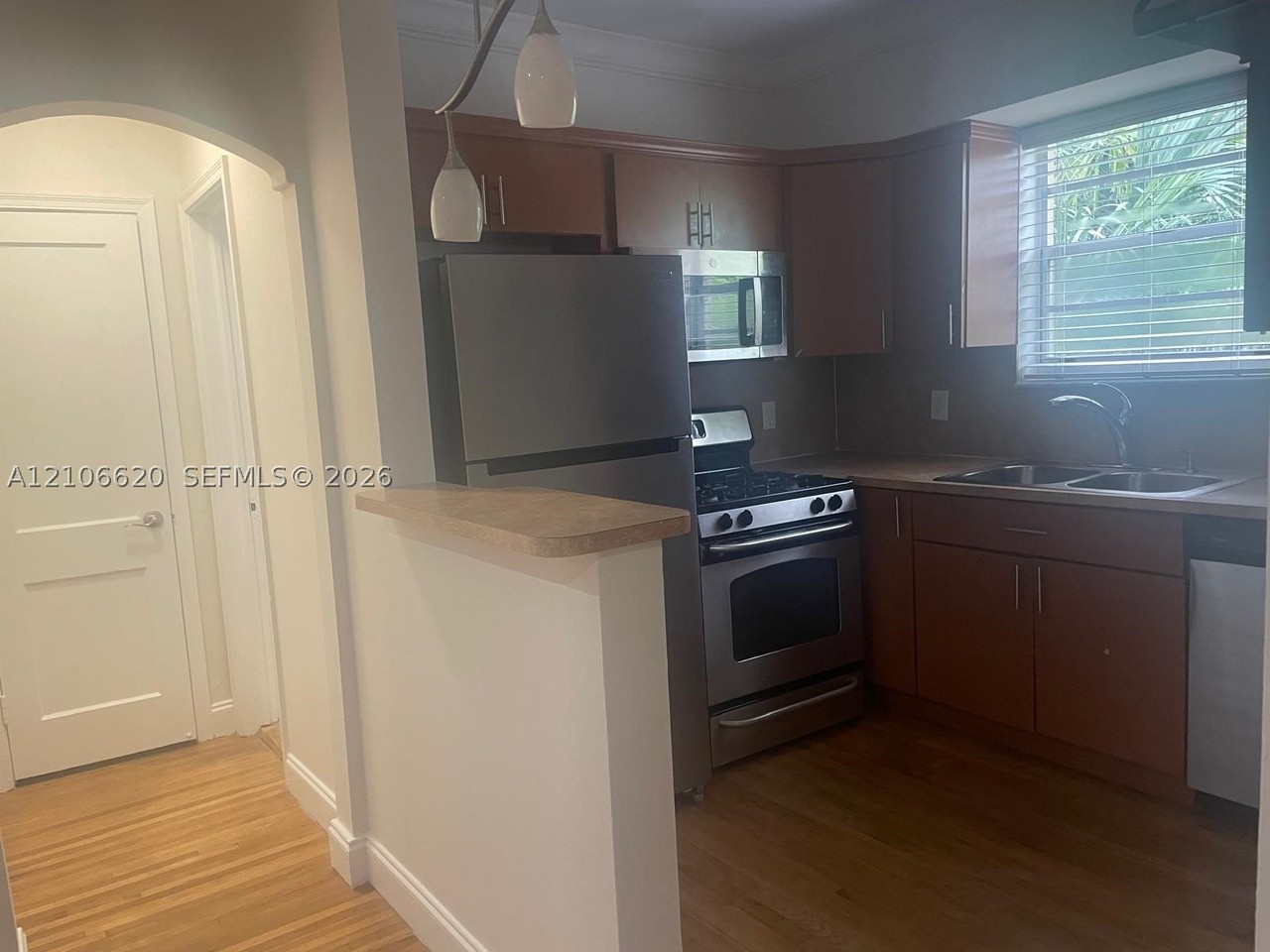 815 W 40th St #7 - Photo 7 of 15