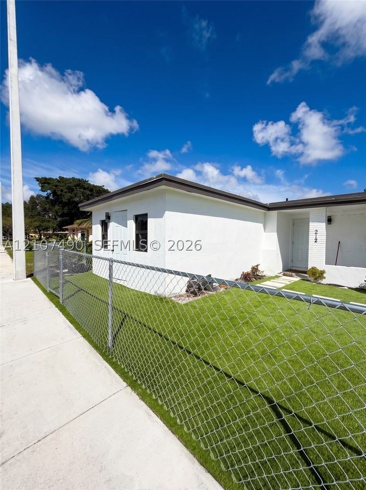 212 Nw 28th Way #B - Photo 2 of 10