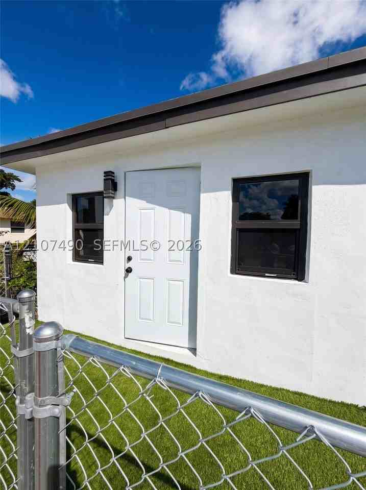 212 Nw 28th Way #B - Photo 3 of 10
