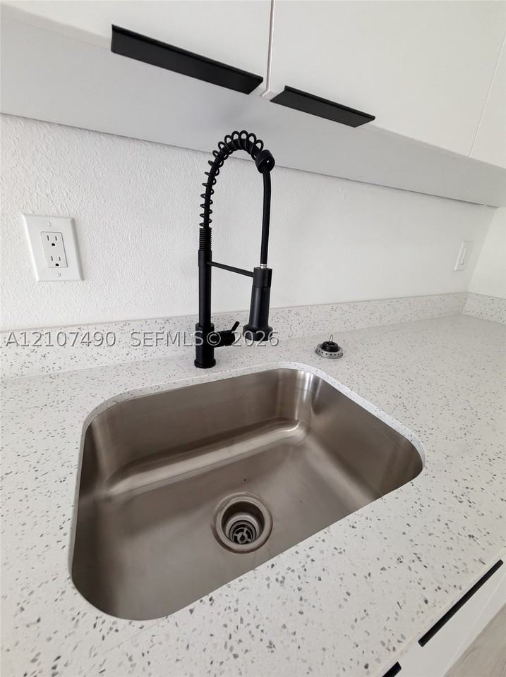 212 Nw 28th Way #B - Photo 6 of 10