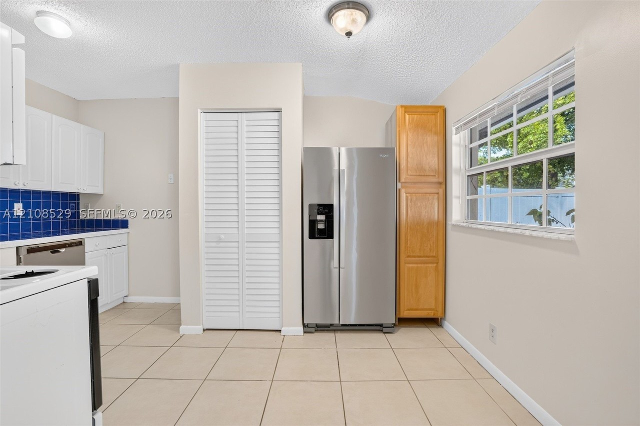 1015 Sw 4th Ave #A - Photo 6 of 23