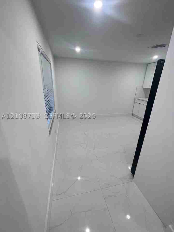 1010 Sw 84th Ave #1 - Photo 3 of 11
