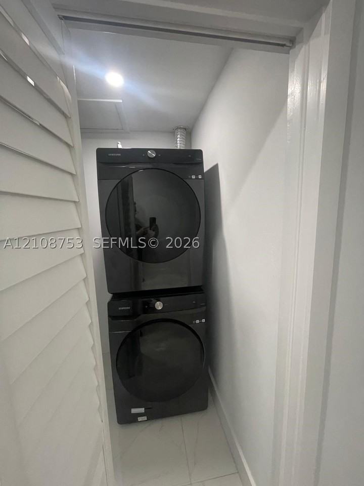 1010 Sw 84th Ave #1 - Photo 4 of 11