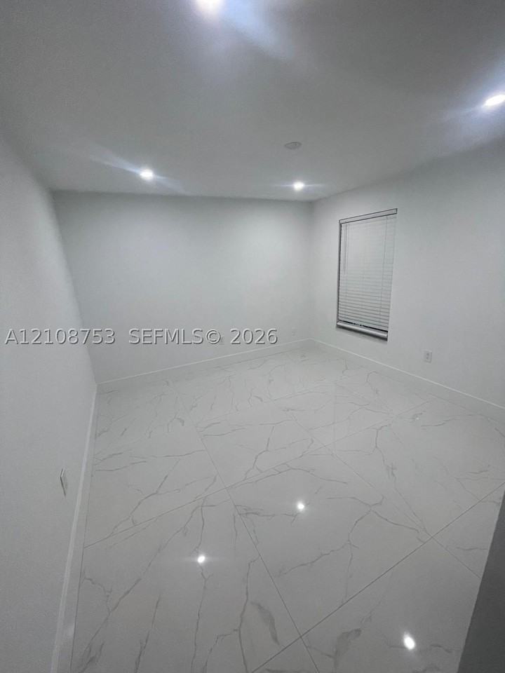 1010 Sw 84th Ave #1 - Photo 6 of 11