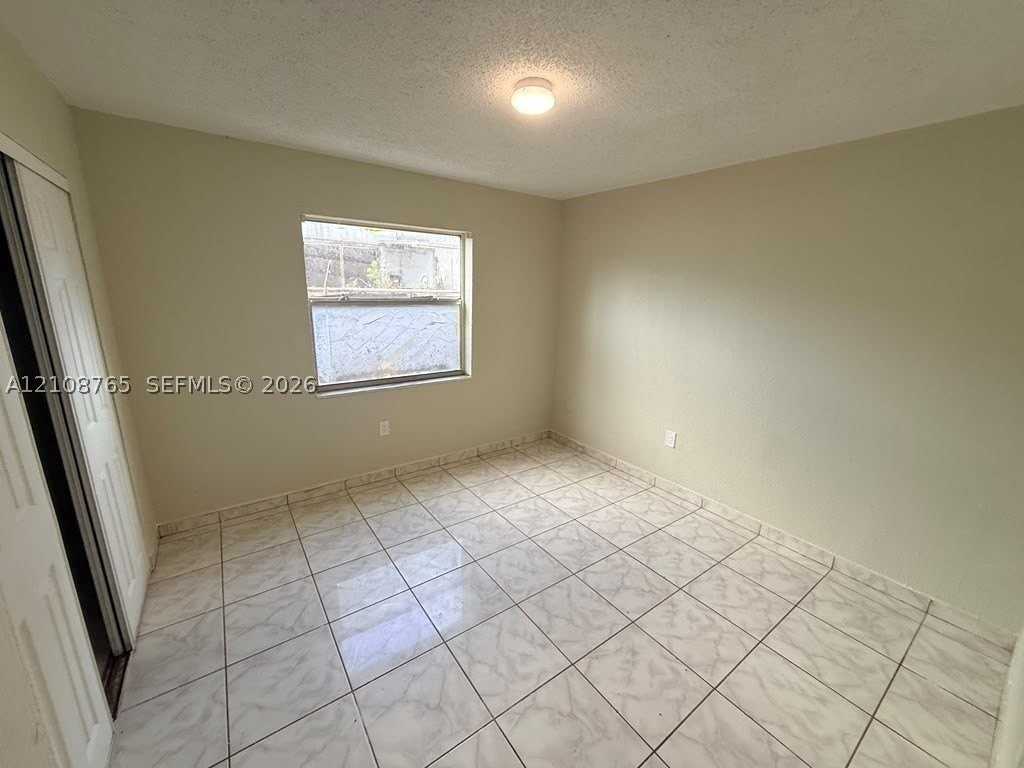 2721 Nw 23rd Ct #3 - Photo 4 of 6