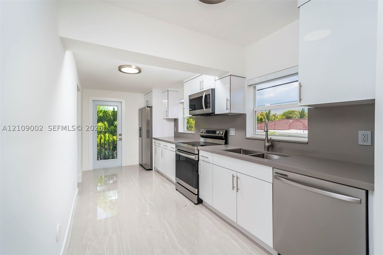 588 Sw 23rd Ave #2 - Photo 4 of 14