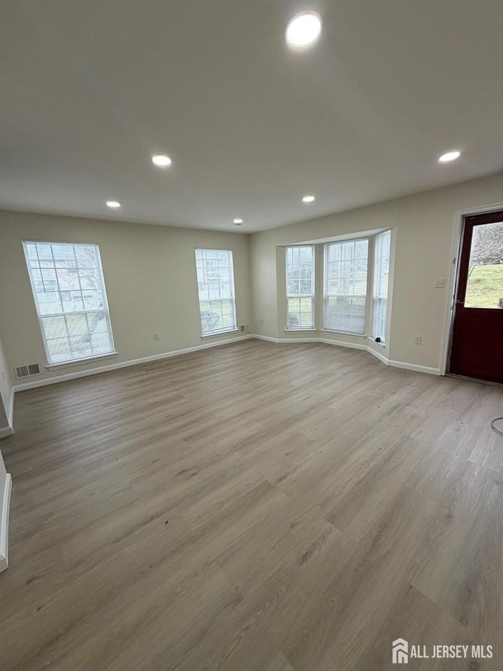 32 Columbus Dr - Photo 3 of 26